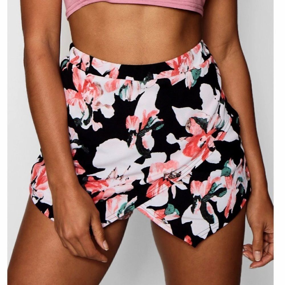 Boohoo Black Floral Skort Shorts Size 6